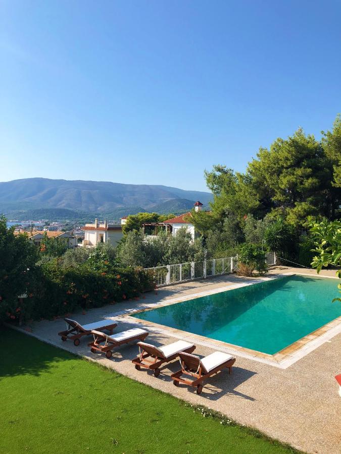 Vila The House Of Gratitude - Poolside Retreat Loutra Oraias Elenis Exteriér fotografie