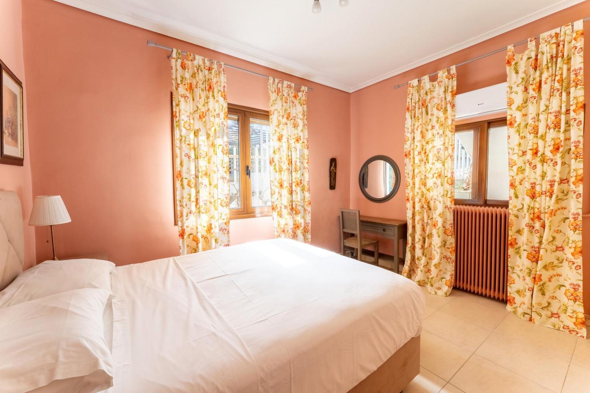 Vila The House Of Gratitude - Poolside Retreat Loutra Oraias Elenis Exteriér fotografie