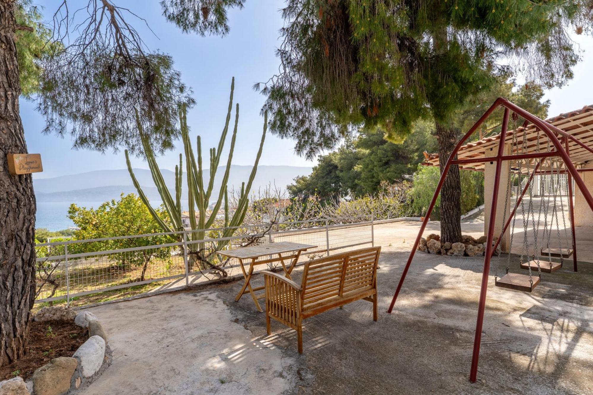 Vila The House Of Gratitude - Poolside Retreat Loutra Oraias Elenis Exteriér fotografie
