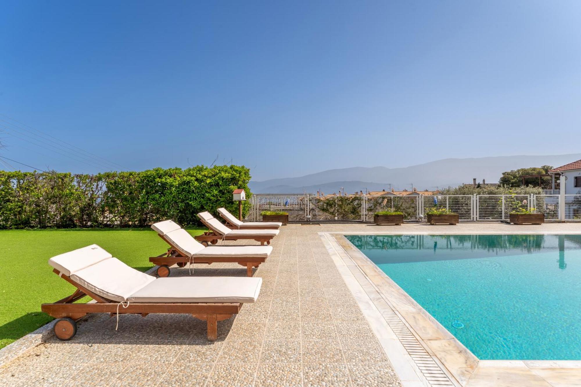 Vila The House Of Gratitude - Poolside Retreat Loutra Oraias Elenis Exteriér fotografie