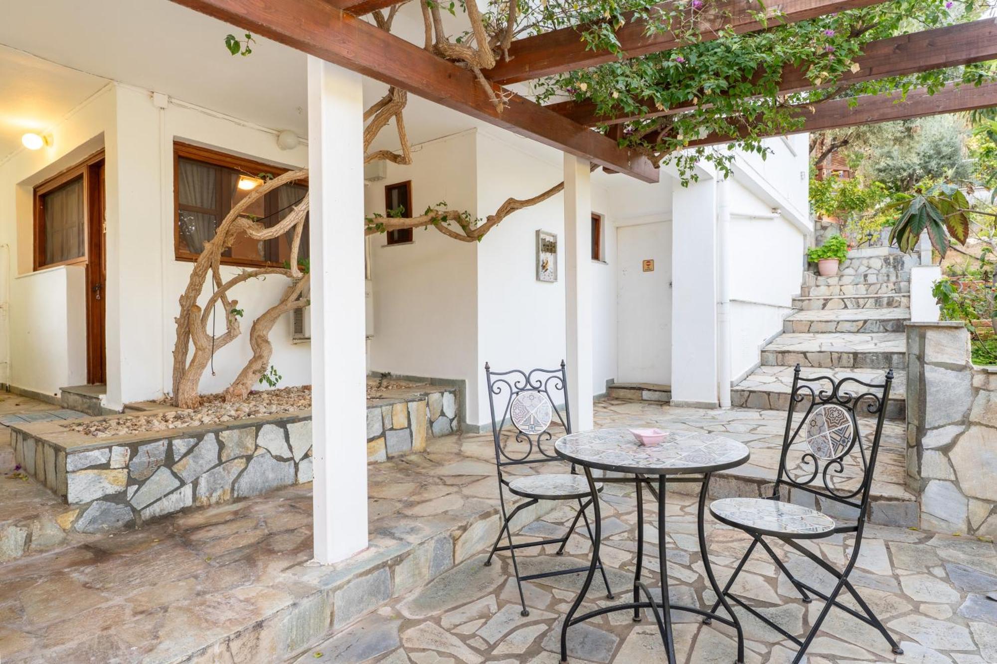 Vila The House Of Gratitude - Poolside Retreat Loutra Oraias Elenis Exteriér fotografie